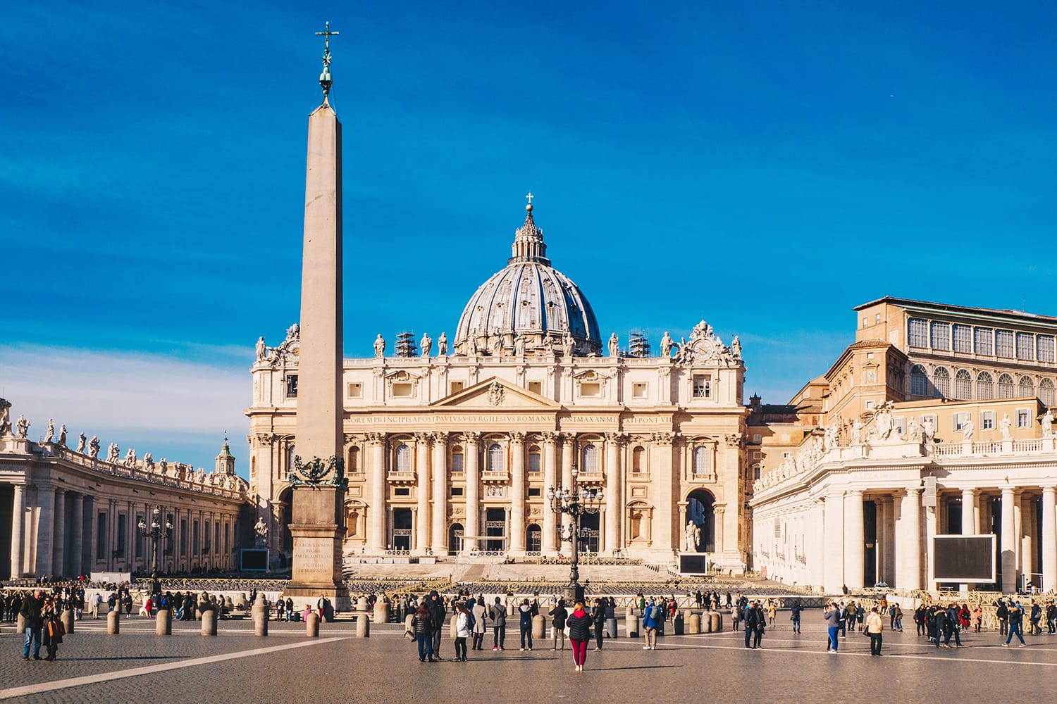 La plaza de San Pedro y la Basílica de San Pedro en la Ciudad del Vaticano en Roma, Italia