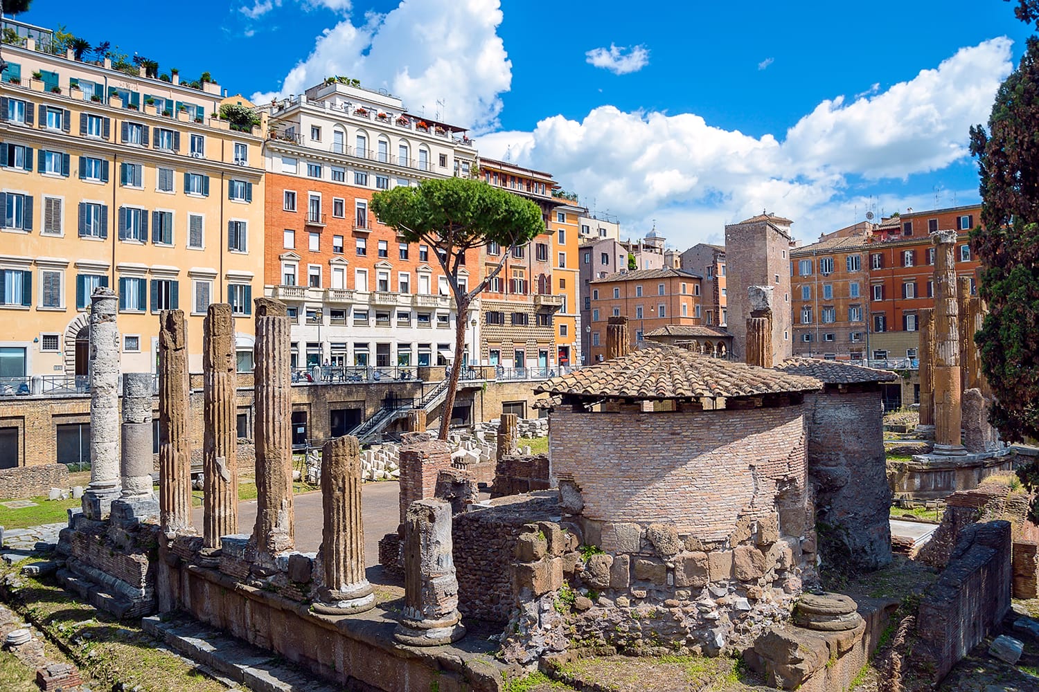 Largo de Torre Argentina.  Plaza con antiguas ruinas de cuatro templos republicanos romanos y el Teatro de Pompeyo en Roma, Italia