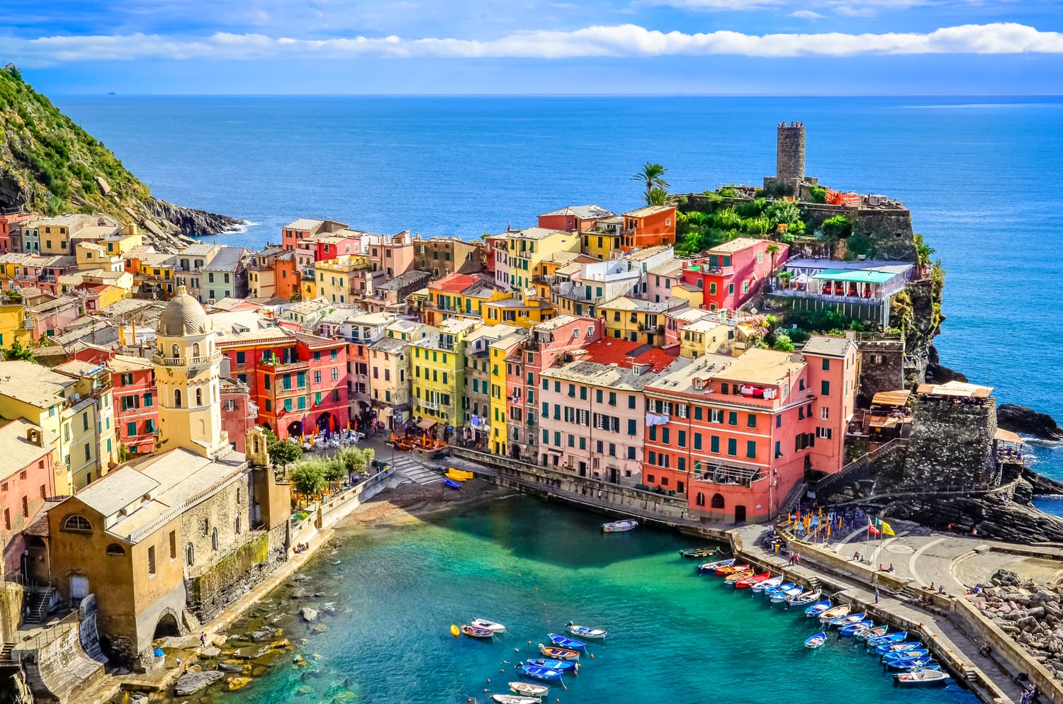 Vista panorámica del océano y el puerto en el colorido pueblo de Vernazza, Cinque Terre, Italia