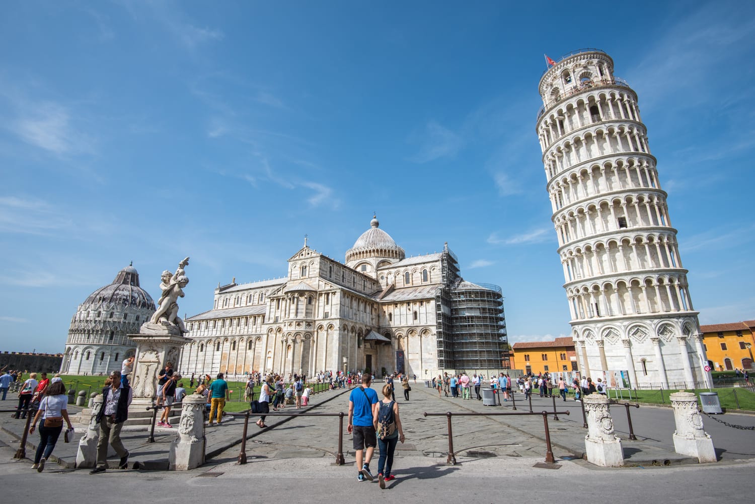 Complejo Piazza dei Miracoli con la torre inclinada de Pisa en frente, Italia