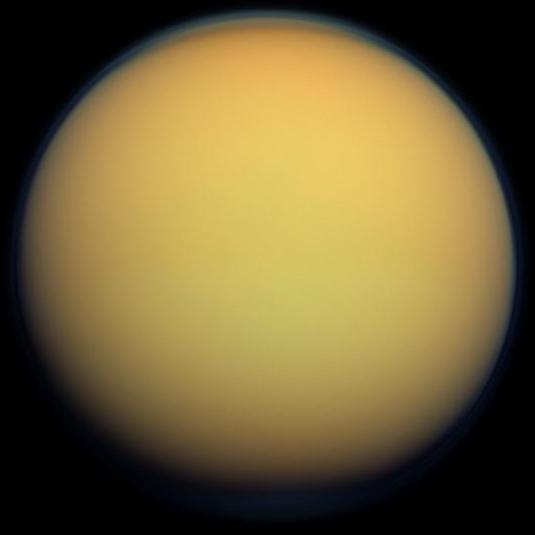 Esta imagen en color real de Titán, tomada por la nave espacial Cassini, muestra la atmósfera espesa y nebulosa de la luna.  Aunque este estudio se ocupa principalmente de las atmósferas de los Júpiter calientes, también se extiende a otros cuerpos con atmósferas significativas, como Titán.  Crédito: NASA