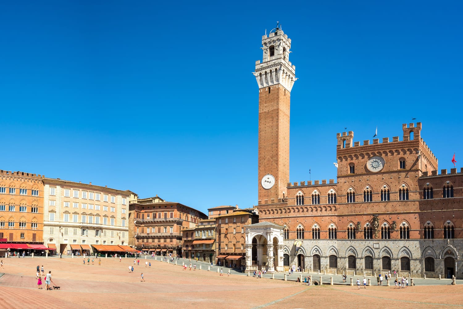 Panorama de la Piazza del Campo (plaza de Campo), el Palacio Público y la Torre del Mangia (torre de Mangia) en Siena, Toscana, Italia