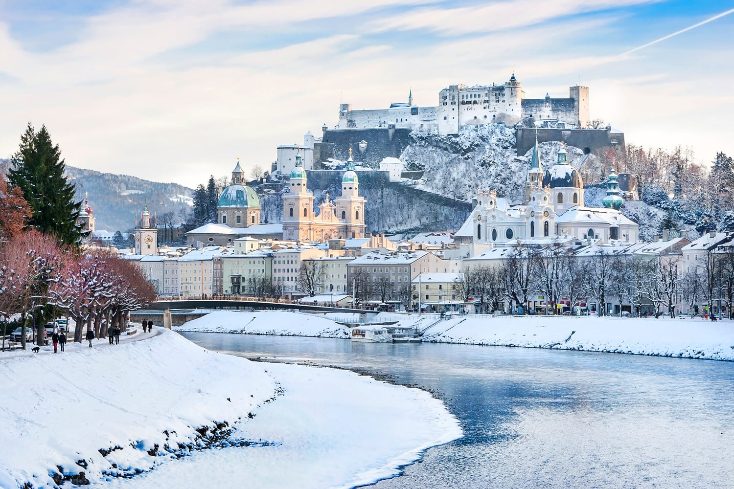 Hermosa vista del horizonte de Salzburgo con Festung Hohensalzburg y el río Salzach en invierno, Salzburger Land, Austria