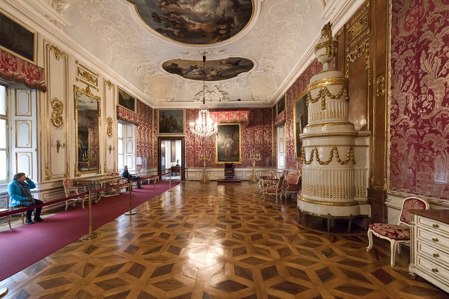 Salones de Estado barrocos de la Residenz en el DomQuartier, un destacado cultural único en el corazón de la ciudad de Salzburgo, Austria