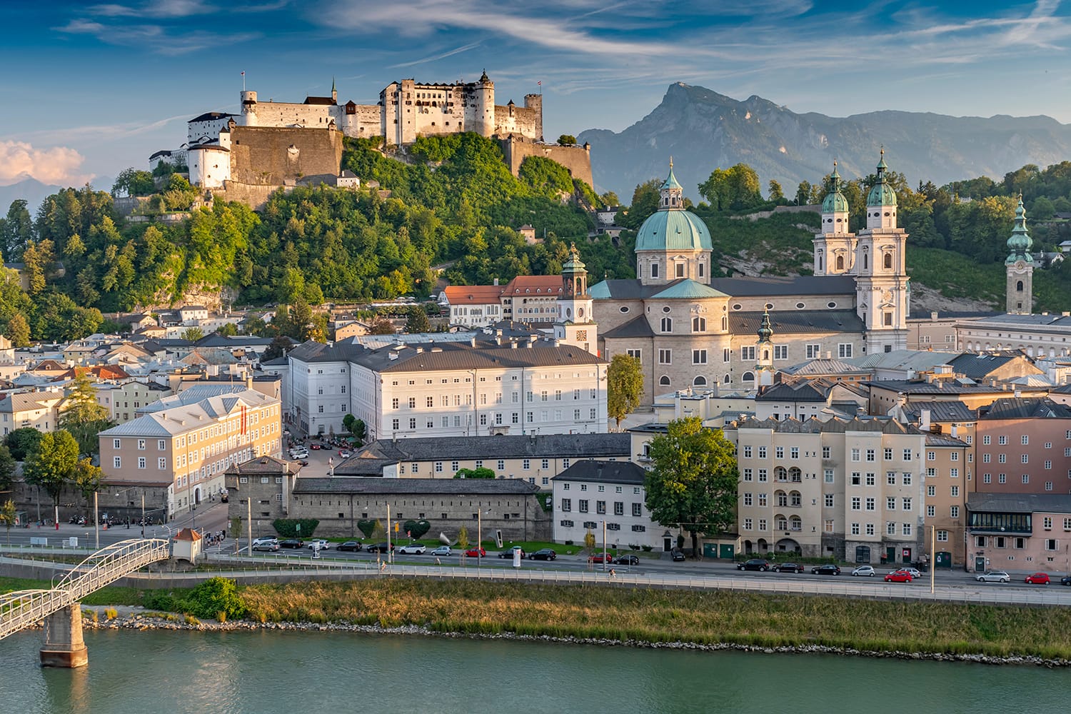 Vista desde Kapuzinerberg en el casco antiguo con el castillo de Hohensalzburg, la catedral de Salzburgo y la iglesia colegiada, Salzburgo, Austria.