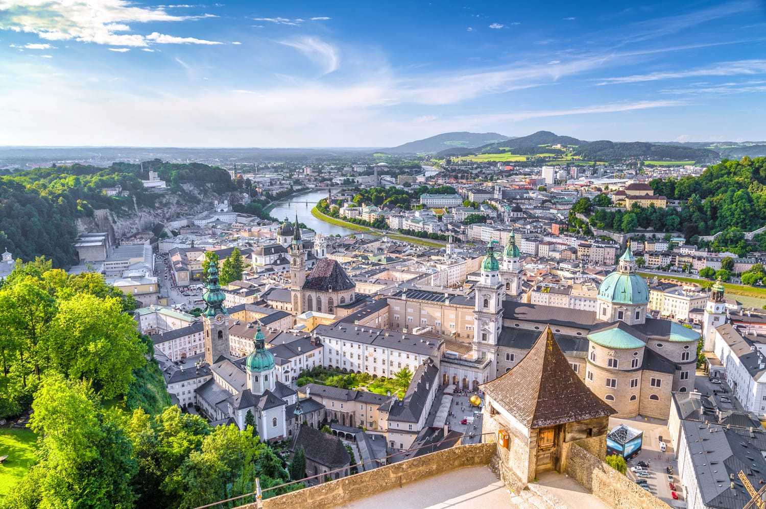 Vista panorámica aérea de la histórica ciudad de Salzburgo con el río Salzach en una hermosa luz dorada del atardecer con cielo azul y nubes al atardecer en verano, Salzburger Land, Austria