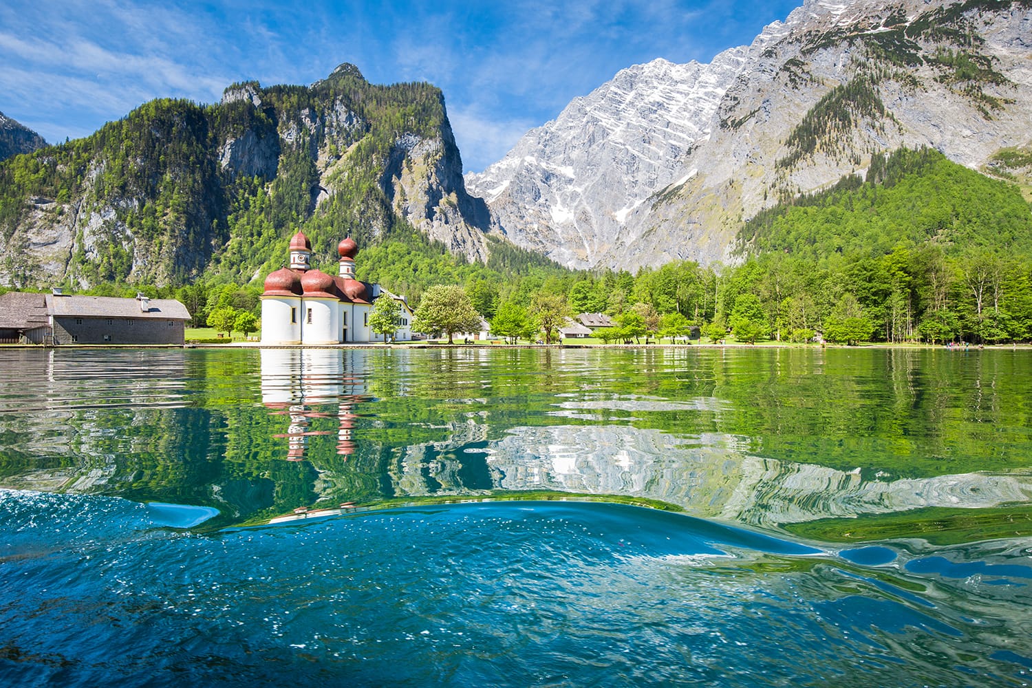 Vista panorámica clásica del lago Konigssee con la mundialmente famosa iglesia de peregrinación Sankt Bartholomae y la montaña Watzmann en un hermoso día soleado en verano, Berchtesgadener Land, Baviera, Alemania