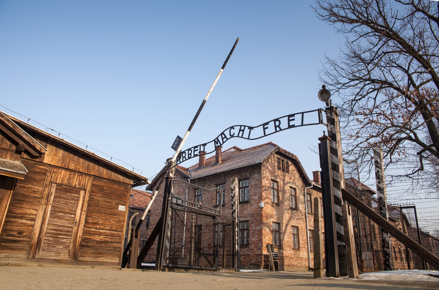 Museo Auschwitz - Museo Conmemorativo del Holocausto.  La puerta principal del campo de concentración de Auschwitz con el trabajo de inscripción te hace libre.