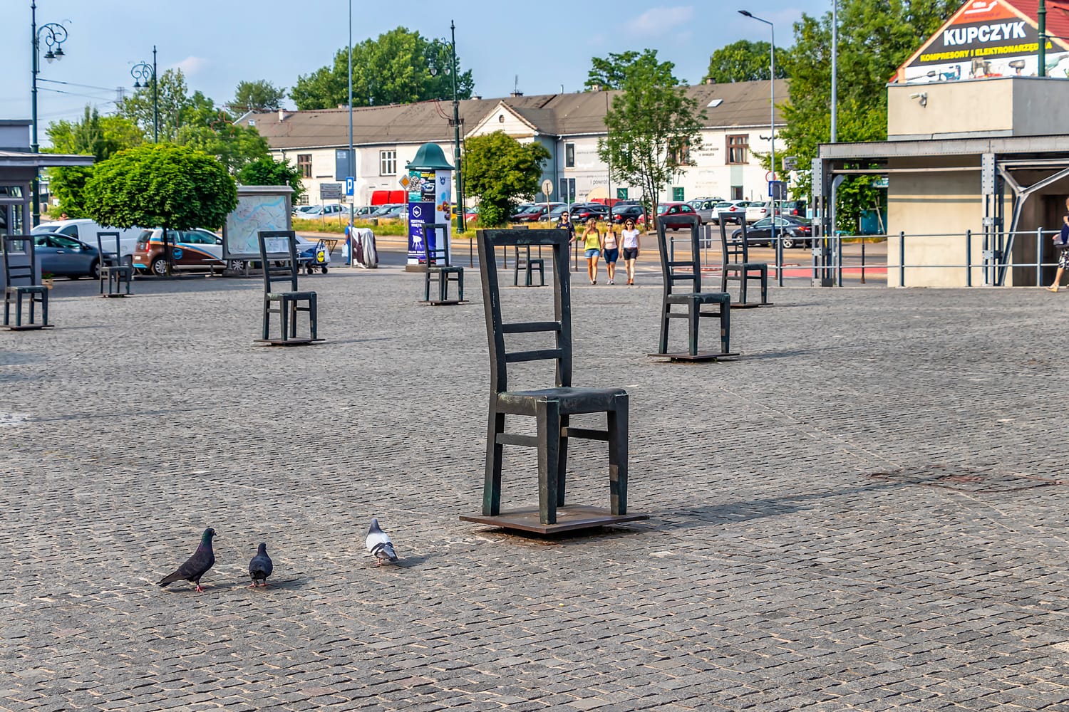 Monumento a los judíos del gueto de Cracovia en su lugar de deportación en la Plaza de los Héroes del gueto en el distrito de Podgorze