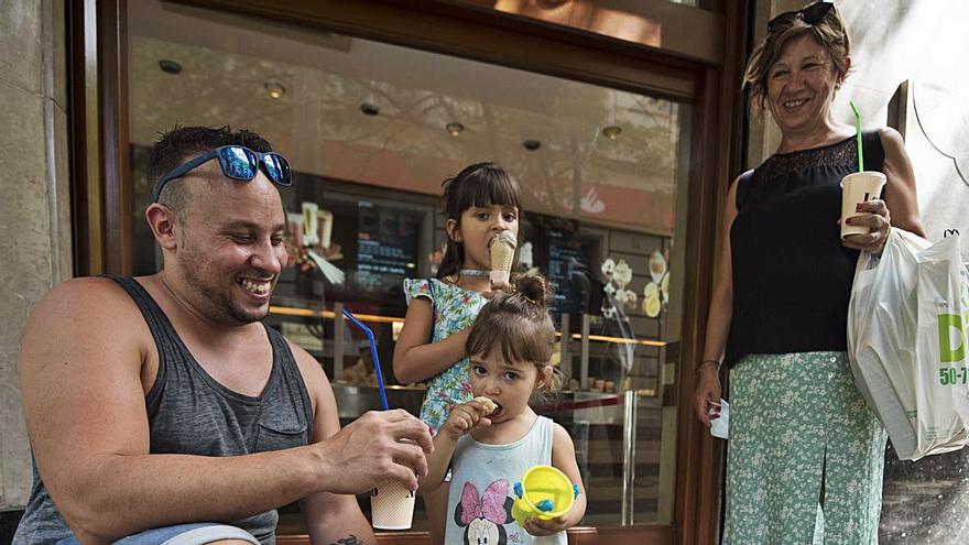 Familia tomando refrescos y degustando helados en Manresa |  MIREIA ARSO